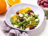 Fotografija recepta: Solata iz mozzarelle, špargljev in pomaranče