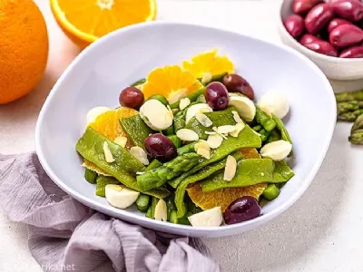 Solata iz mozzarelle, špargljev in pomaranče