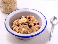 Fotografija recepta: Ovsena kaša z gozdnimi sadeži in mandljevim maslom