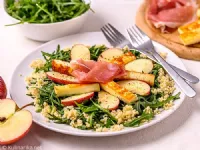 Fotografija recepta: Rukola s kamutom, pršutom in jabolki