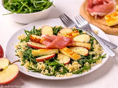 Rukola s kamutom, pršutom in jabolki