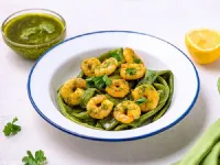 Fotografija recepta: Pesto garnele s pečenim stročjim fižolom 
