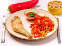 Fotografija recepta: Piščančja bedra s čičeriko in pečeno papriko