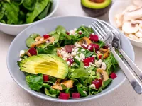 Fotografija recepta: Solata iz rdeče pese, feta sira in avokada 