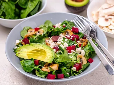 Solata iz rdeče pese, feta sira in avokada