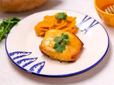 Losos z bučo v omaki iz medu in gorčice