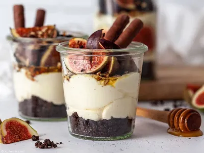 Skuta z medom in figami v kozarčku po receptu Vibrant Plate