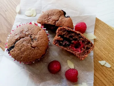 Čokoladni mafini z malinami