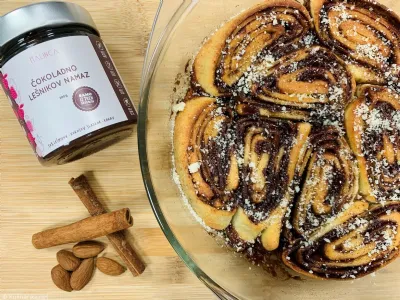 Praznični polžki s čokolado in cimetom