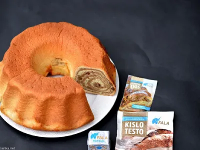 Orehova potica z rozinami