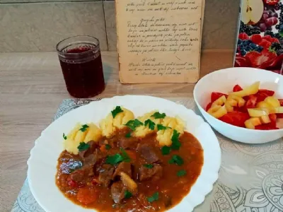 Goveji golaž in polenta