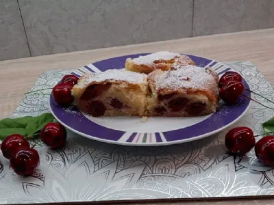 Sočen višnjev zvitek