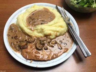 Zrezki v sirovi omaki s šampijnoni