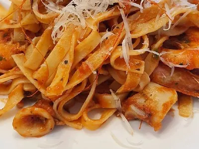 Široki rezanci z morskimi sadeži in kozicami