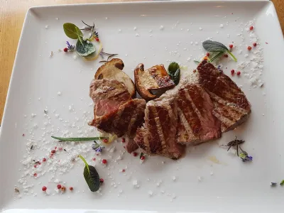 Rostbif tagliata s popečenimi jurčki