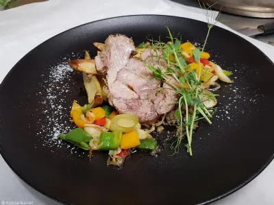 Pečena svinjska rebrca v mrežici na popraženi zelenjavi z vrta