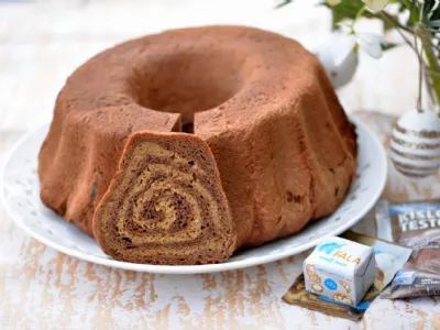 Čokoladna medena potica z arašidi