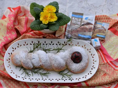 Velikonočni menihi z rožičevim nadevom