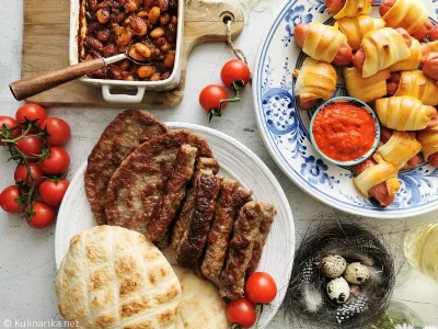 Čevapčiči, pečen fižol in hrenovke v pica testu