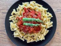 Fotografija recepta: Testenine s šparglji in paradižnikom