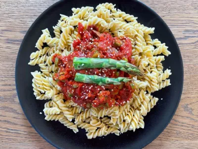 Testenine s šparglji in paradižnikom