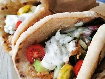 Piščančji gyros s tzatziki omako in pita kruhom