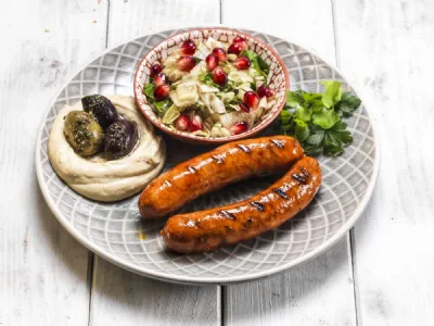 Vražja leskovačka klobasica s prilogo bližnjega vzhoda