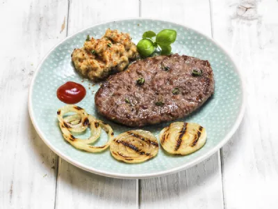 Sarajevska pleskavica z jajčevci in opečene čebulo