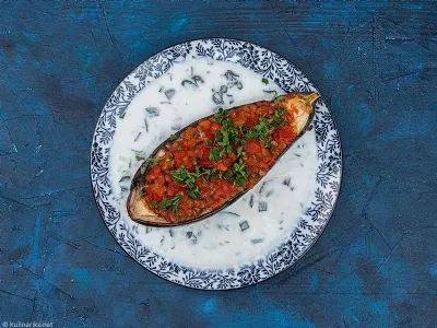 Polnjeni jajčevci z začinjeno jogurtovo omako