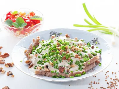 Ajdove testenine z rikotino omako in orehi