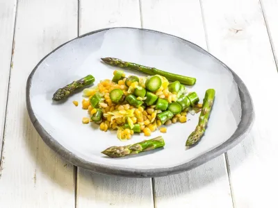 Šparglji z rumenim grahom