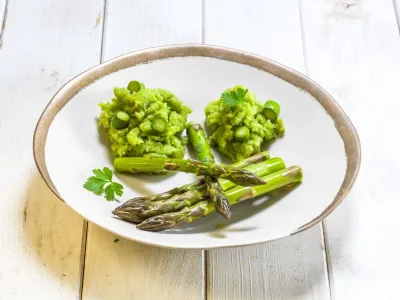 Šparglji s špargljevim krompirjevim pirejem