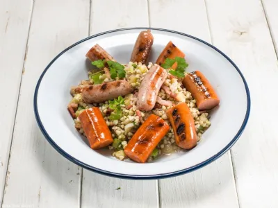 Žar klobase z ajdovo kašo in zelenjavo