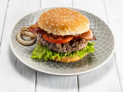 Hitri ave burger s hrustljavo slanino