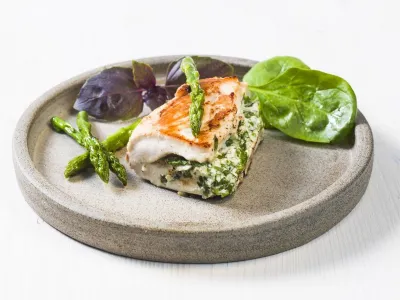 Nadevana piščančja prsa s skuto in špinačo