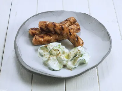 Telečji čevapčiči s kumarami in grškim jogurtom (tzatziki)