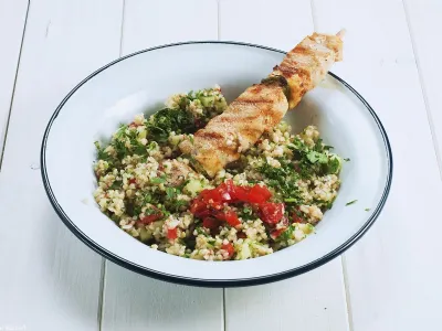 Piščančja nabodala s sirom in taboulejem