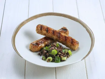 Leskovački čevapčiči s črno lečo in mlado čebulo