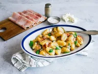 Fotografija recepta: Njoke s feta sirom, bučkami in pečenim pršutom Anton