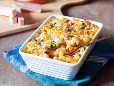 Pečeni makaroni z mortadelo in sirom