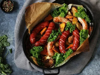 Klobase pečene na mladem krompirju