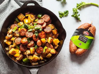 Kranjska klobasa Anton iz ponve s krompirjem