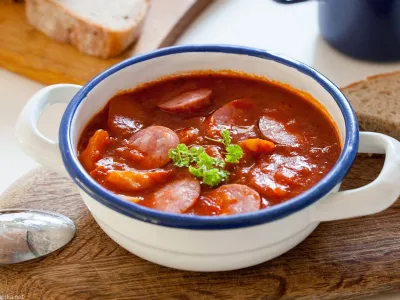 Krompirjev golaž s kajžarsko klobaso