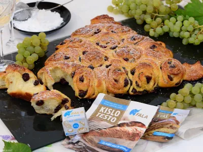 Masleni grozd s cimetom in brusnicami