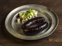 Fotografija recepta: Krvavice kumarično in čebulno solato