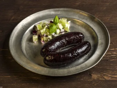 Krvavice kumarično in čebulno solato