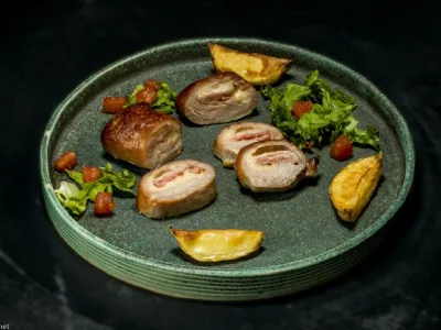 Vešalica s solato in krompirjevimi krhji