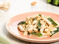 Fotografija recepta: Polnozrnati peresniki z omako iz bučk, čebule in mandljev