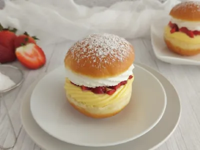 Berlinski krofi z jagodami in vaniljevo kremo