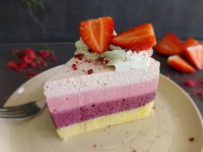 Skutina torta z gozdnimi sadeži